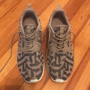 Nike Roche Lightweight Sneakers